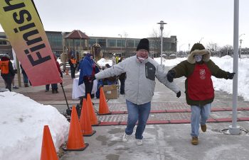 COM_Walk 4 Warmth 2019_happy pair finish line